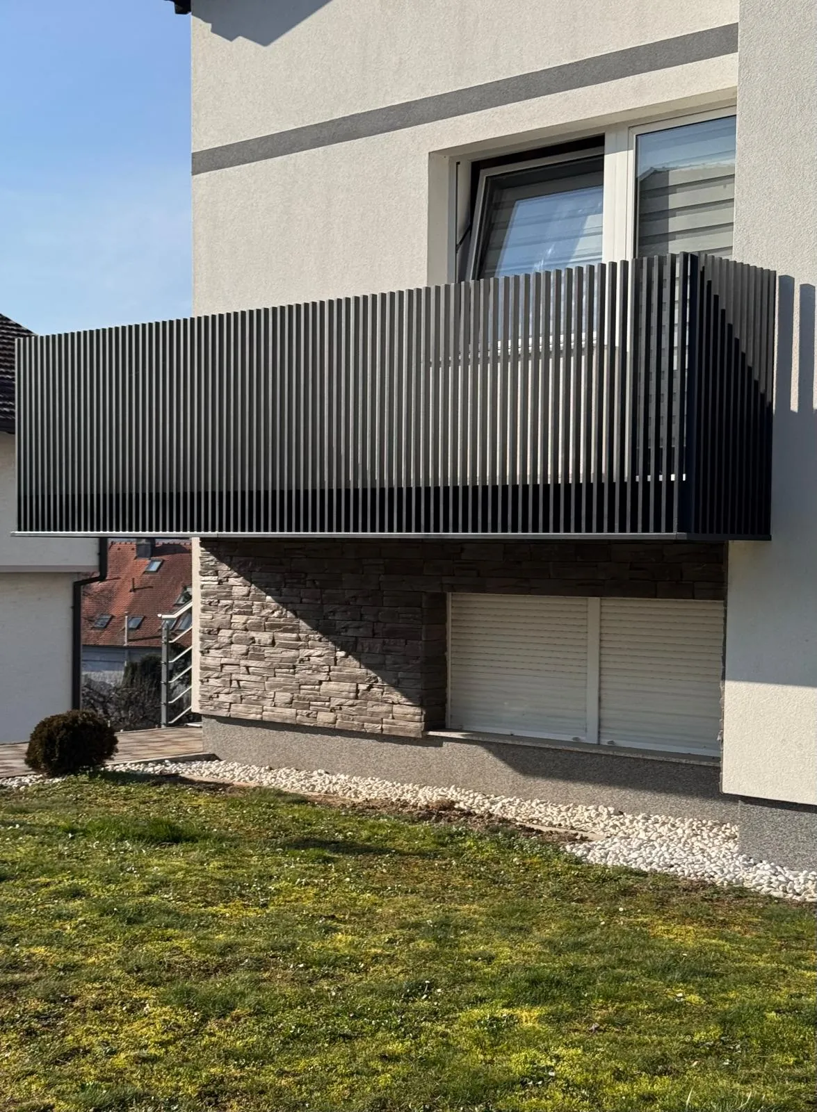 Aluminijska ograda balkona s lamelama na kući