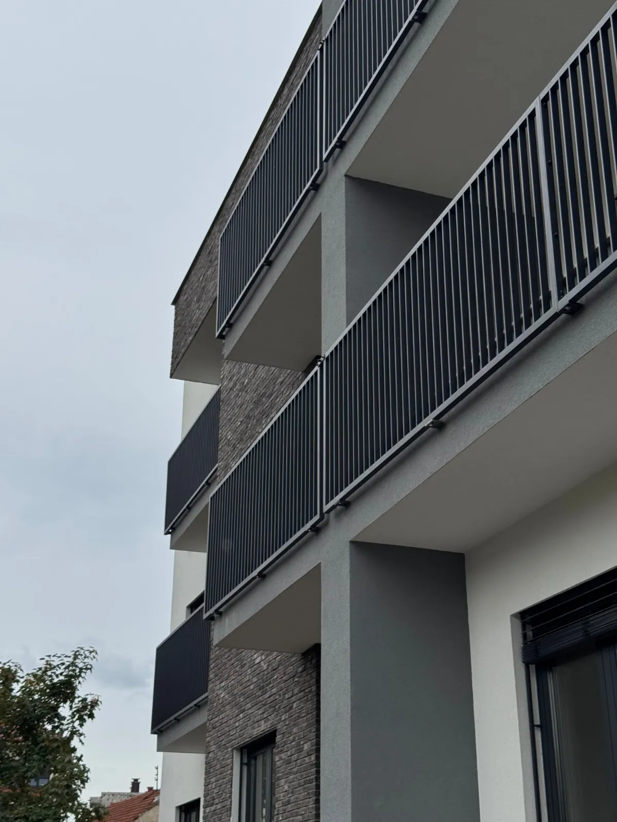 Aluminijska ograda balkona stambene zgrade