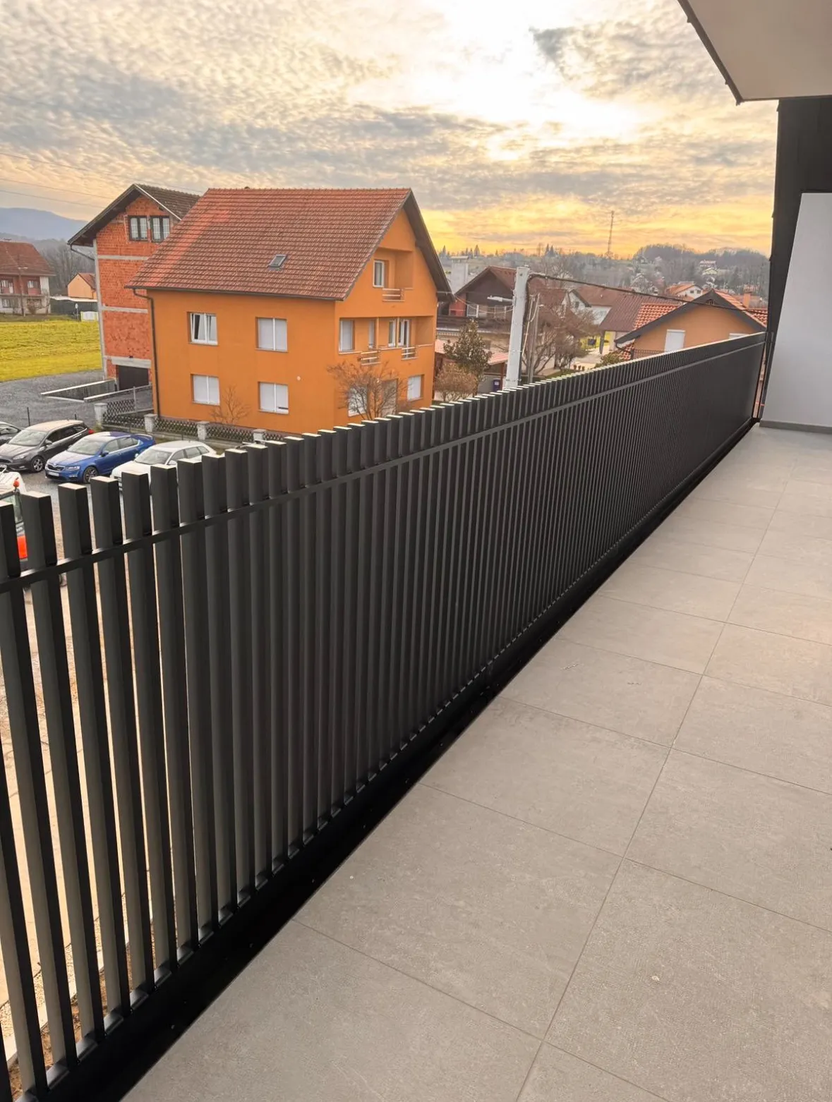 Aluminijska ograda balkona pri zalasku sunca