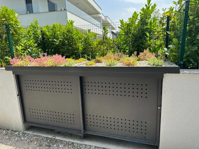Aluminijski smetlarnik sa zelenim krovom