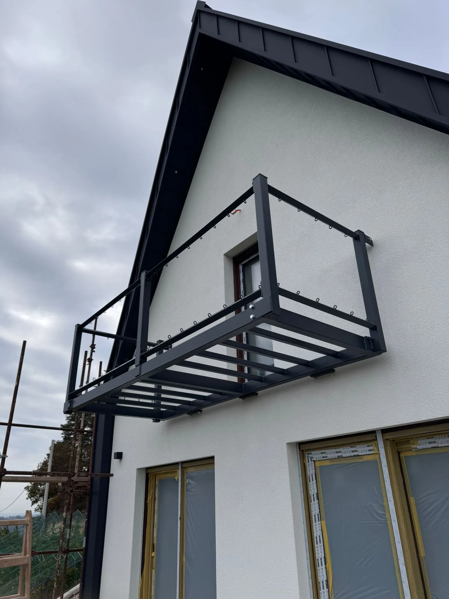 Čelični balkon moderne kuće