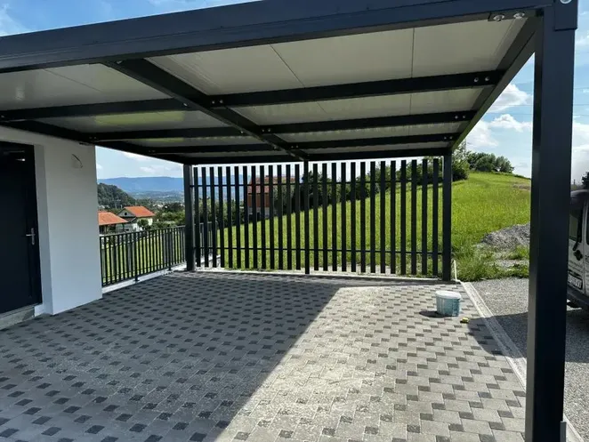 Nadstrešnica s aluminijskim panelima - montažna garaža
