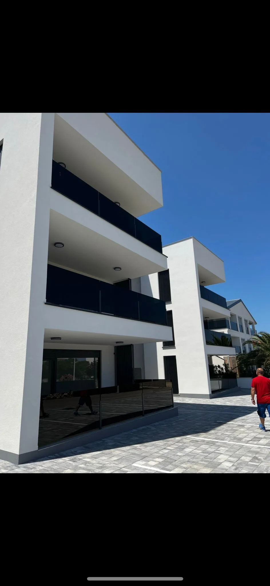 Staklena ograda balkona višekatnice